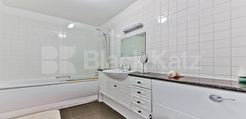 			LET , 2 Bedroom, 2 bath, 1 reception Penthouse			 Lion Court Shand Street, London Bridge